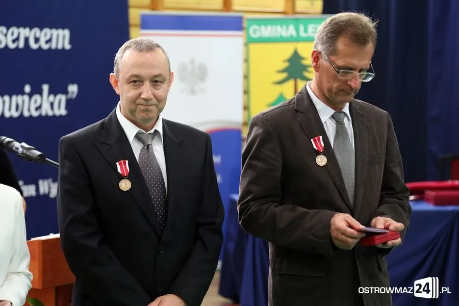Dyrektorzy i nauczyciele odznaczeni (zdjęcia)
