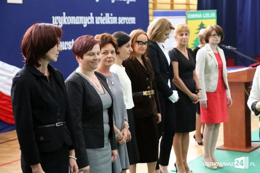 Dyrektorzy i nauczyciele odznaczeni (zdjęcia)