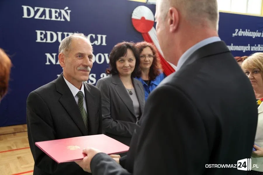 Dyrektorzy i nauczyciele odznaczeni (zdjęcia)