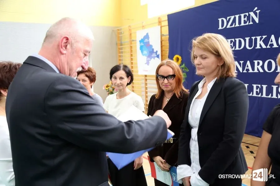 Dyrektorzy i nauczyciele odznaczeni (zdjęcia)