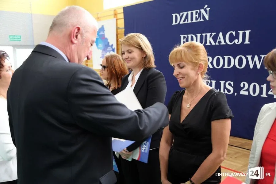 Dyrektorzy i nauczyciele odznaczeni (zdjęcia)