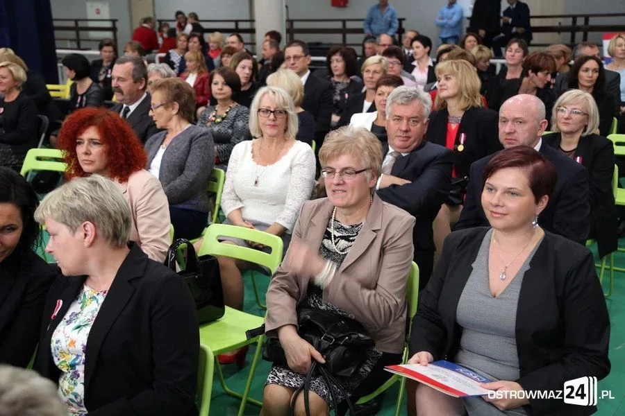 Dyrektorzy i nauczyciele odznaczeni (zdjęcia)