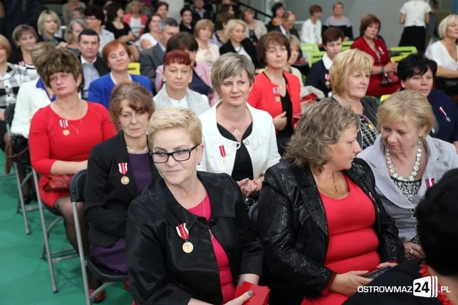 Dyrektorzy i nauczyciele odznaczeni (zdjęcia)