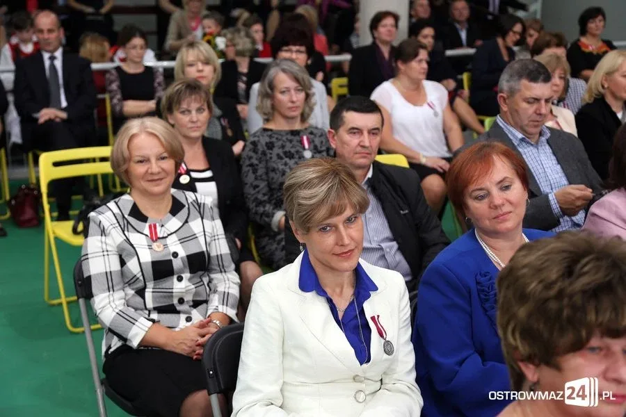 Dyrektorzy i nauczyciele odznaczeni (zdjęcia)