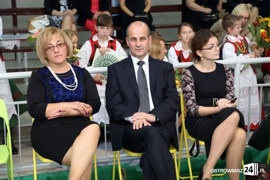 Dyrektorzy i nauczyciele odznaczeni (zdjęcia)