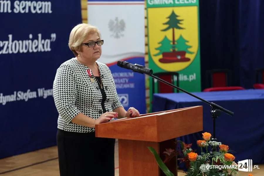 Dyrektorzy i nauczyciele odznaczeni (zdjęcia)