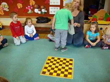 Przedszkolaki uczą się gry w szachy (zdjęcia)