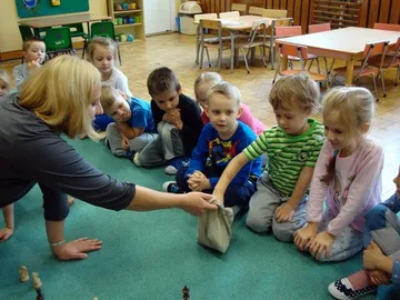 Przedszkolaki uczą się gry w szachy (zdjęcia)