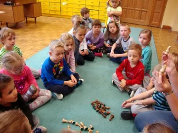 Przedszkolaki uczą się gry w szachy (zdjęcia)
