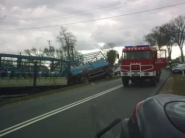 Wypadek w Nurze. Kierowca w szpitalu (zdjęcia)