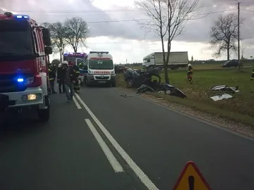 Wypadek w Nurze. Kierowca w szpitalu (zdjęcia)