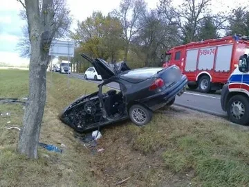 Wypadek w Nurze. Kierowca w szpitalu (zdjęcia)