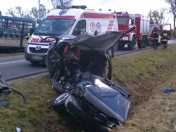 Wypadek w Nurze. Kierowca w szpitalu (zdjęcia)