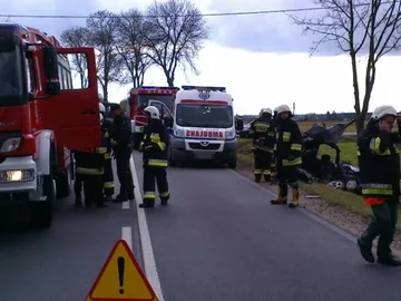 Wypadek w Nurze. Kierowca w szpitalu (zdjęcia)