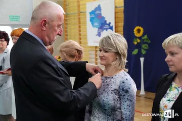 Dyrektorzy i nauczyciele odznaczeni (zdjęcia)