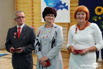 Dyrektorzy i nauczyciele odznaczeni (zdjęcia)