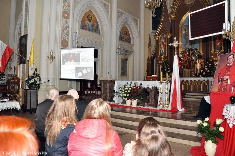 Dzieci nagrodzone przez biskupa (zdjęcia)