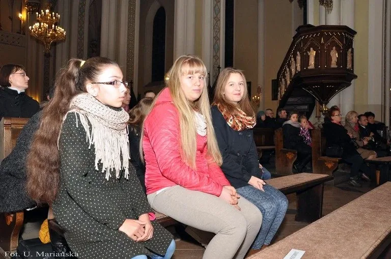 Dzieci nagrodzone przez biskupa (zdjęcia)