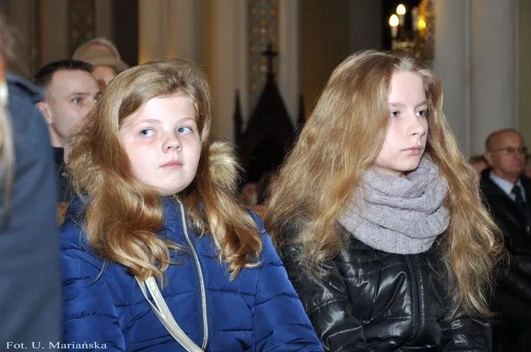 Dzieci nagrodzone przez biskupa (zdjęcia)