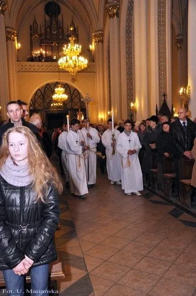 Dzieci nagrodzone przez biskupa (zdjęcia)