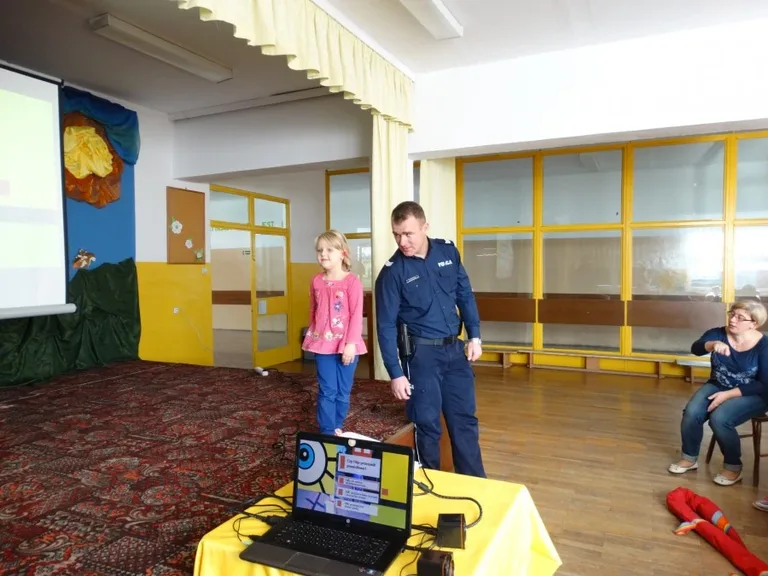 Policjanci z wizytą w szkołach (zdjęcia)