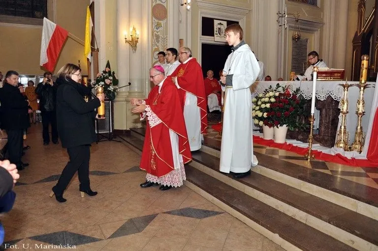 Dzieci nagrodzone przez biskupa (zdjęcia)