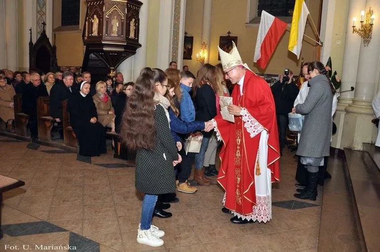 Dzieci nagrodzone przez biskupa (zdjęcia)