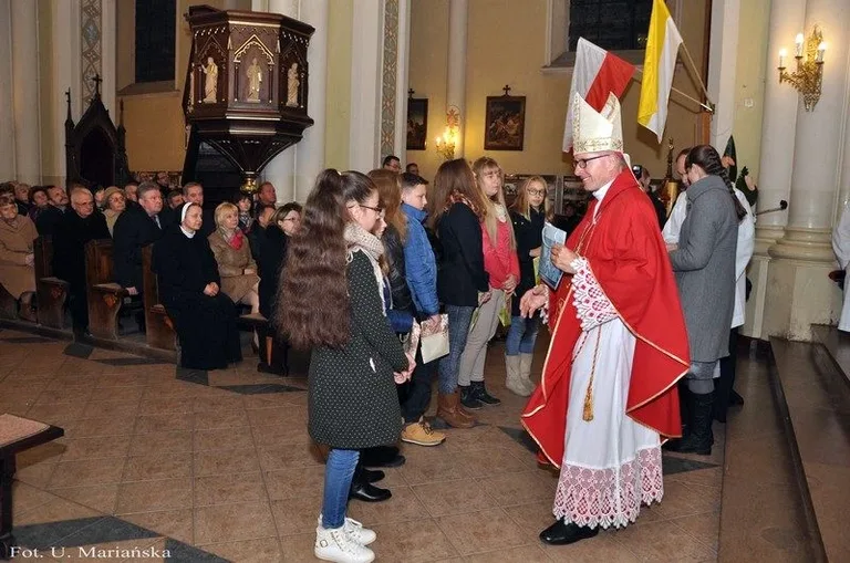 Dzieci nagrodzone przez biskupa (zdjęcia)