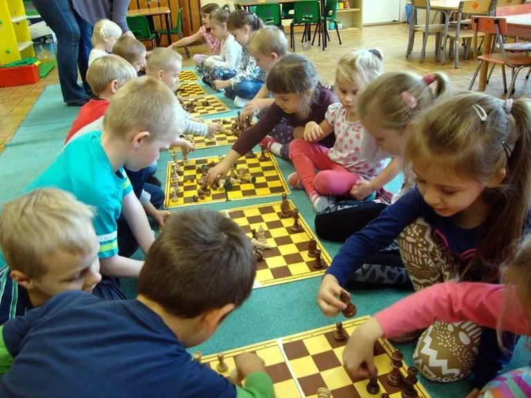 Przedszkolaki uczą się gry w szachy (zdjęcia)