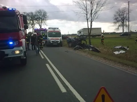 Wypadek w Nurze. Kierowca w szpitalu (zdjęcia)