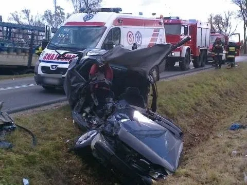 Wypadek w Nurze. Kierowca w szpitalu (zdjęcia)
