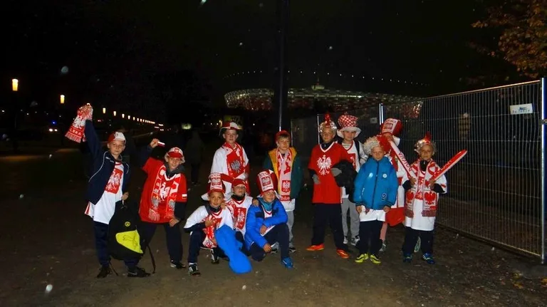 Młodzi piłkarze na meczu Polska - Szkocja (zdjęcia)