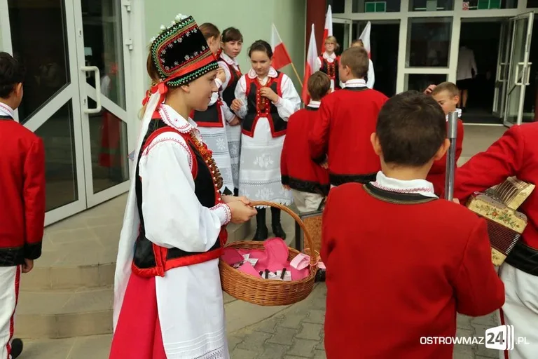 Dyrektorzy i nauczyciele odznaczeni (zdjęcia)