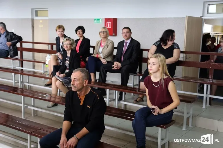 Dyrektorzy i nauczyciele odznaczeni (zdjęcia)