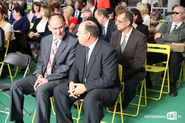 Dyrektorzy i nauczyciele odznaczeni (zdjęcia)