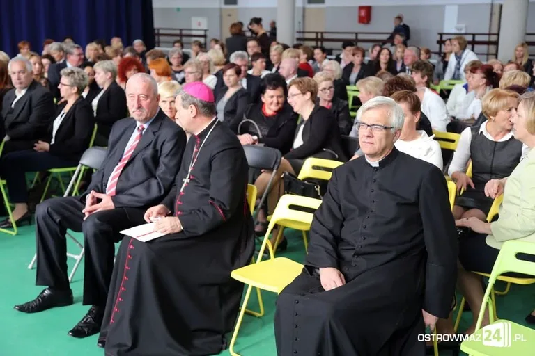 Dyrektorzy i nauczyciele odznaczeni (zdjęcia)