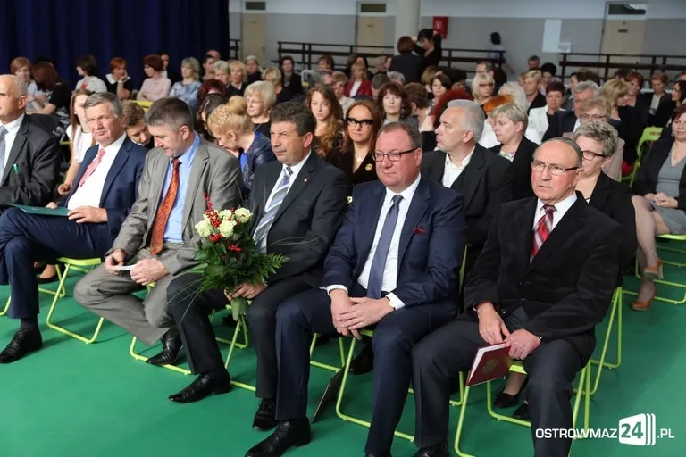 Dyrektorzy i nauczyciele odznaczeni (zdjęcia)