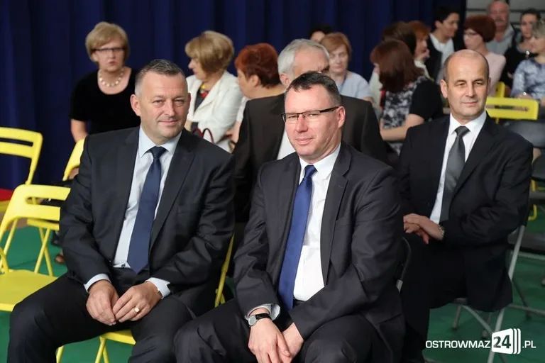 Dyrektorzy i nauczyciele odznaczeni (zdjęcia)