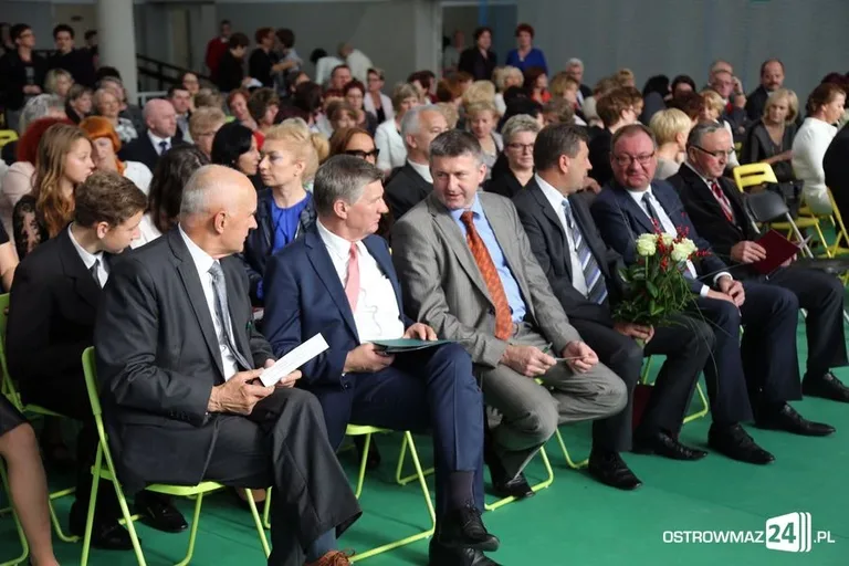 Dyrektorzy i nauczyciele odznaczeni (zdjęcia)