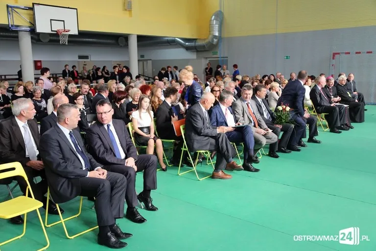 Dyrektorzy i nauczyciele odznaczeni (zdjęcia)