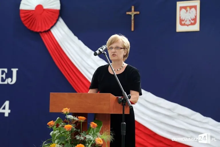 Dyrektorzy i nauczyciele odznaczeni (zdjęcia)