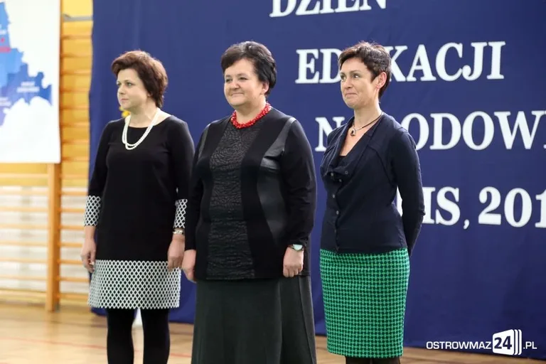 Dyrektorzy i nauczyciele odznaczeni (zdjęcia)