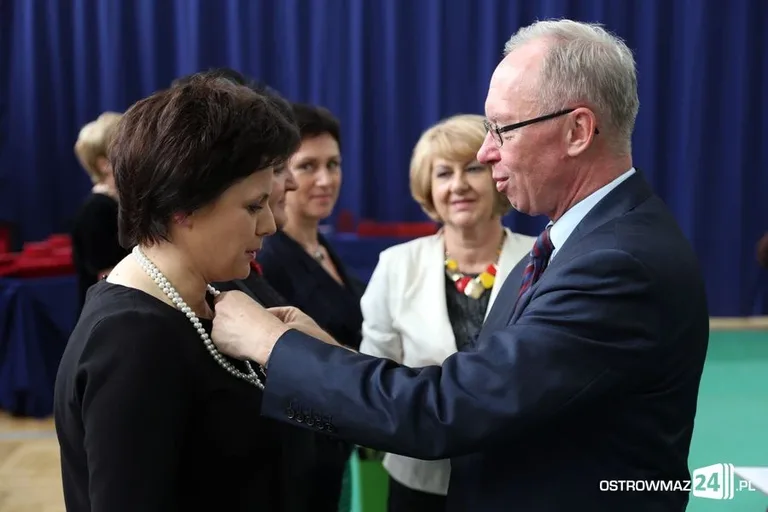 Dyrektorzy i nauczyciele odznaczeni (zdjęcia)