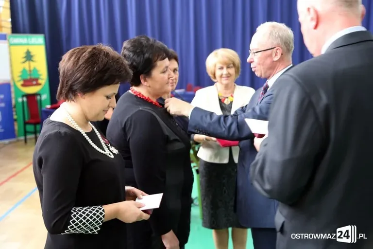 Dyrektorzy i nauczyciele odznaczeni (zdjęcia)