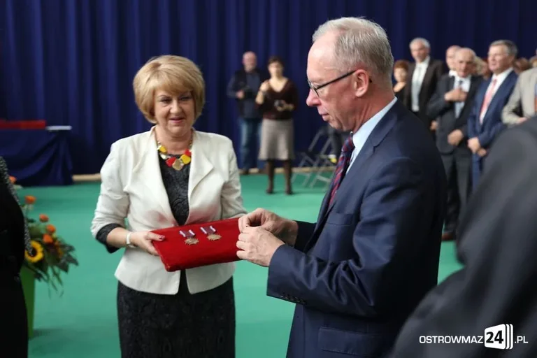 Dyrektorzy i nauczyciele odznaczeni (zdjęcia)