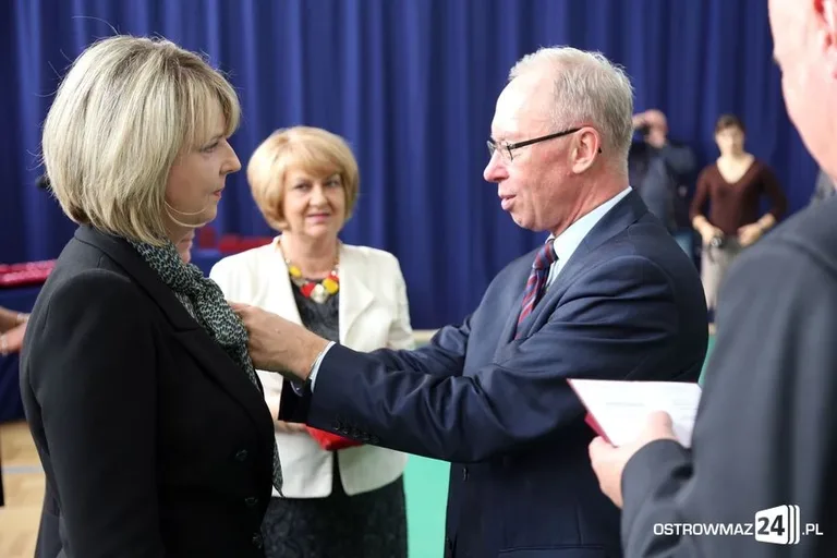 Dyrektorzy i nauczyciele odznaczeni (zdjęcia)