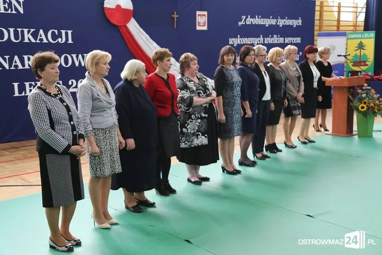 Dyrektorzy i nauczyciele odznaczeni (zdjęcia)