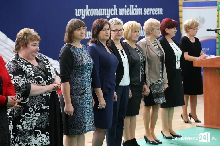 Dyrektorzy i nauczyciele odznaczeni (zdjęcia)