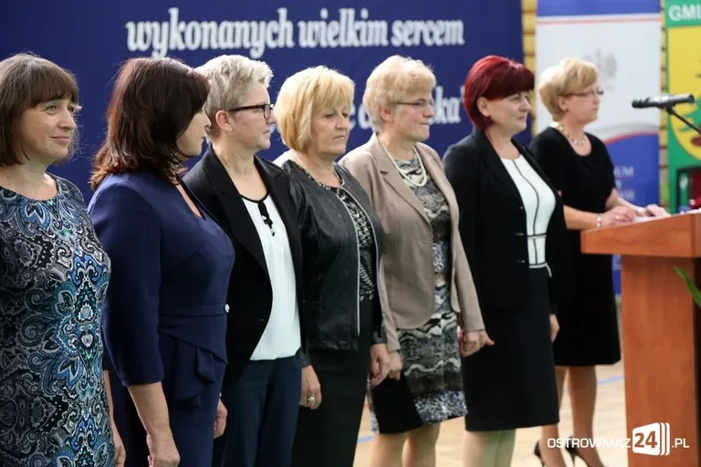 Dyrektorzy i nauczyciele odznaczeni (zdjęcia)