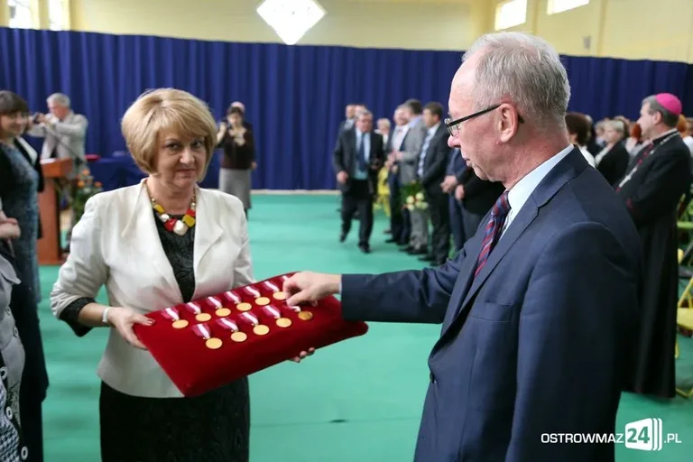 Dyrektorzy i nauczyciele odznaczeni (zdjęcia)